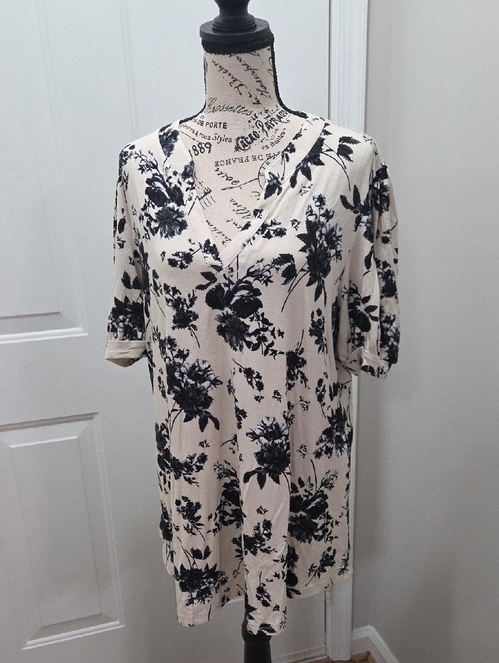 Women's Black & Cream Floral V-Neck Top by  Anyally - XL